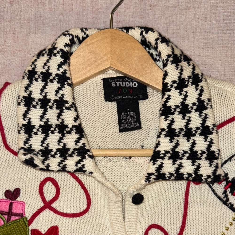 Vintage White Cardigan with Festive Shopping Embroidery - Picture 6 of 13